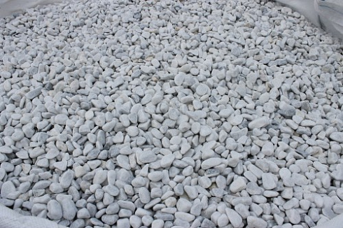 Kamenclub.ru: Мраморная крошка (щебень галтованный белый) фр.10-20 мм.  купить в Электростали мрамор белый, молочный, айвори окатанный округлый декоративный ландшафтный щебень 17000 руб/т   фото КАМЕНЬ КЛУБ