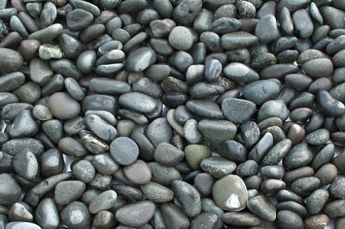 Kamenclub.ru: Галька речная окат (темно-серая) фр. 70-150 мм. купить  в Электростали галька речная темно-серая, синяя, серая речная галька округлая  8000 руб/т   фото КАМЕНЬ КЛУБ