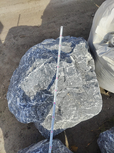 Kamenclub.ru: Черный мрамор скальник фр. 1000-1500 мм.  купить в Электростали мрамор черный белый серый крупный колотый валун ландшафтный 9000 руб/т   фото КАМЕНЬ КЛУБ