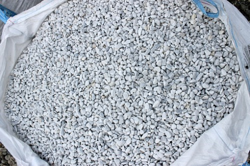 Kamenclub.ru: Мраморная крошка (щебень галтованный белый) фр.10-20 мм.  купить в Электростали мрамор белый, молочный, айвори окатанный округлый декоративный ландшафтный щебень 17000 руб/т   фото КАМЕНЬ КЛУБ