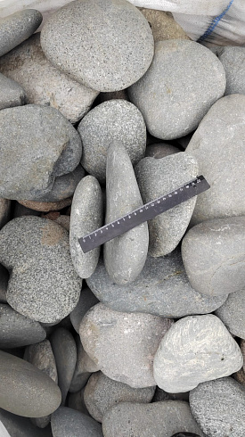 Kamenclub.ru: Галька речная плоская (темно-серая) фр. 70-150 мм. купить  в Электростали галечник природный темно-серый серый синий речная плоская природная окатанная  9000 руб/т   фото КАМЕНЬ КЛУБ