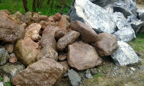 Kamenclub.ru: Конгломераты фр. 300-1000 мм.  купить в Электростали кварц мрамор диабаз коричневый, серый зеленоватый речной валун крупный 6500 руб/т   фото КАМЕНЬ КЛУБ