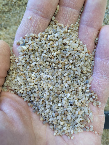 Кварцевый песок для водоподготовки фр. 1,6-3 мм.  купить в Электростали фото Камень Клуб