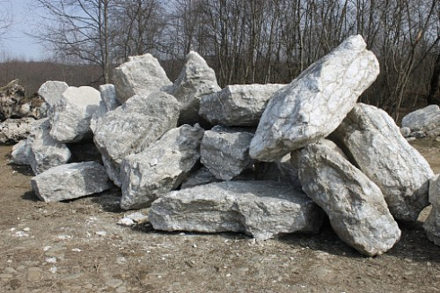 Kamenclub.ru: Мраморизированный известняк фр.500-1500 мм.  купить в Электростали    10000 руб/т   фото КАМЕНЬ КЛУБ