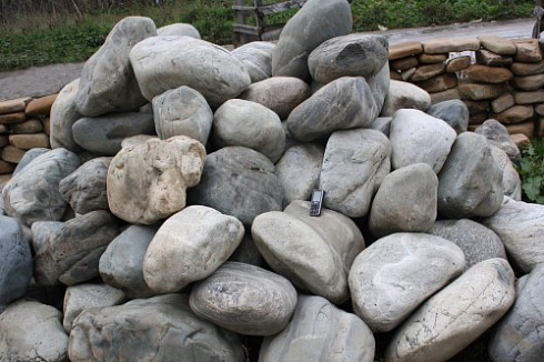 Kamenclub.ru: Речной валун Кабанчик фр.300-500 мм.  купить в Электростали крупный природный камень галька серый, темно-серый речной валун галечник масштабный 7000 руб/т   фото КАМЕНЬ КЛУБ
