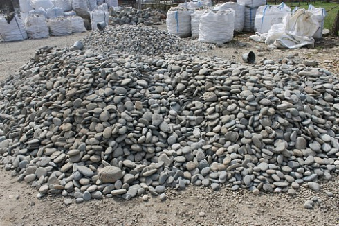 Kamenclub.ru: Галька речная плоская (ассорти) фр. 70-150 мм. купить  в Электростали галька галечник серый белый темно-серый синий светло-серый плоская природная галька  9000 руб/т   фото КАМЕНЬ КЛУБ