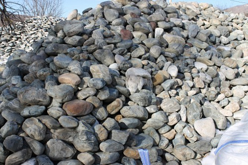 Kamenclub.ru: Ландшафтные валунчики фр.100-500 мм.  купить в Электростали крупный природный камень серый, темно-серый, светло-серый речной валун крупный 4800 руб/т   фото КАМЕНЬ КЛУБ