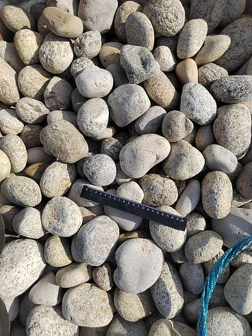 Kamenclub.ru: Галька речная окат (серо-белая) фр. 70-120 мм купить  в Электростали галька галечник бело-серая, серо-белая, серая, белая речная природная галька  8000 руб/т   фото КАМЕНЬ КЛУБ