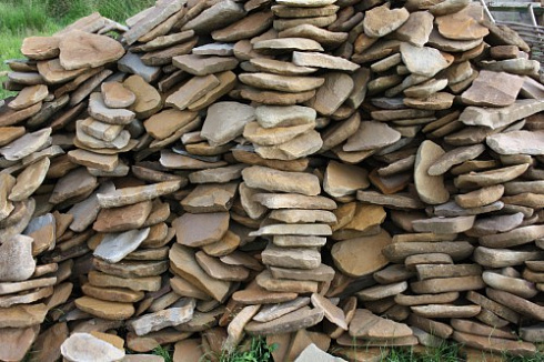 Kamenclub.ru: Песчаник колотый для облицовки (фр. 2-3 см)  купить в Электростали песчаник бежевый серый рыжий песчаник строительный 5000 руб/т   фото КАМЕНЬ КЛУБ