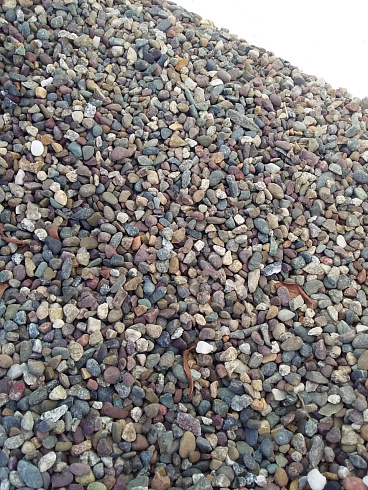 Kamenclub.ru: Галька речная окат цветная фр.5-10 мм. купить  в Электростали галька речная белый, серый, красноватый, синий, темно-серый речная окатанная галька декоративная 6800 руб/т   фото КАМЕНЬ КЛУБ
