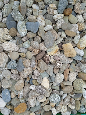 Kamenclub.ru: Галька горная речная окат (цветная) фр. 20-40 мм. купить  в Электростали галька речная серый синий бежевый белый окатанная речная галька ландшафтная 6800 руб/т   фото КАМЕНЬ КЛУБ
