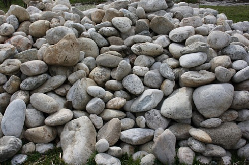 Kamenclub.ru: Бело-серый валунчик фр.100-300 мм.  купить в Электростали крупный камень для ландшафта серый, белый бело-серый валун крупная галька 4500 руб/т   фото КАМЕНЬ КЛУБ