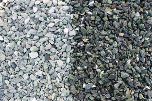 Kamenclub.ru: Мраморная крошка (щебень галтованный микс:зеленый-черный) фр.10-20 мм.  купить в Электростали мрамор зеленый, черный декоративные ландшафтные окатанные округлые камни щебня 14500 руб/т   фото КАМЕНЬ КЛУБ