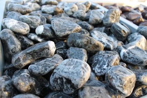 Kamenclub.ru: Щебень галтованный черный (мрамор) фр.20-40 мм.  купить в Электростали мрамор черный с белыми прожилками мрамор окатанный округлый 15000 руб/т   фото КАМЕНЬ КЛУБ