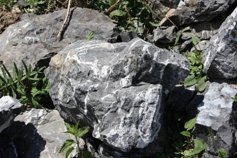 Kamenclub.ru: Черный мрамор скальник фр. 1000-1500 мм.  купить в Электростали мрамор черный белый серый крупный колотый валун ландшафтный 9000 руб/т   фото КАМЕНЬ КЛУБ