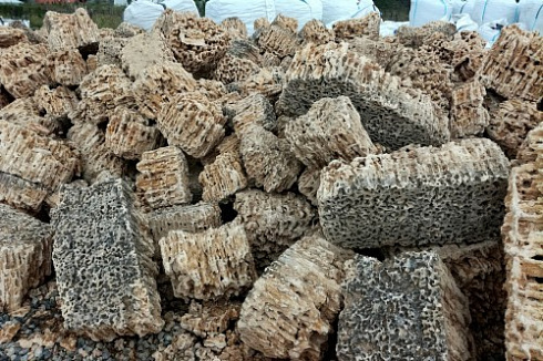 Kamenclub.ru: Крымский природный меотис фр. 100-500 мм.  купить в Электростали меотис бежевый рыжий молочный желтый ракушечник 4 500 руб/т   фото КАМЕНЬ КЛУБ