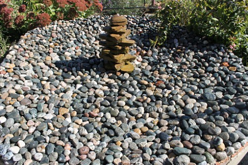 Kamenclub.ru: Галька окат (цветная картошка) фр. 50-100 мм. купить  в Электростали галька природная окатанная серый белый цветной синий темно-серый коричневый округлый галечник окатанный 6800 руб/т   фото КАМЕНЬ КЛУБ