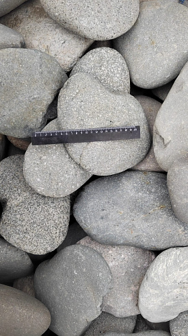 Kamenclub.ru: Галька речная плоская (темно-серая) фр. 70-150 мм. купить  в Электростали галечник природный темно-серый серый синий речная плоская природная окатанная  9000 руб/т   фото КАМЕНЬ КЛУБ