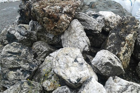 Kamenclub.ru: Черный гранит - кварцит фр. 100-500 мм.  купить в Электростали мрамор гранит черный с белыми прожилками, серый, белый валун скальный колотый 7000 руб/т   фото КАМЕНЬ КЛУБ