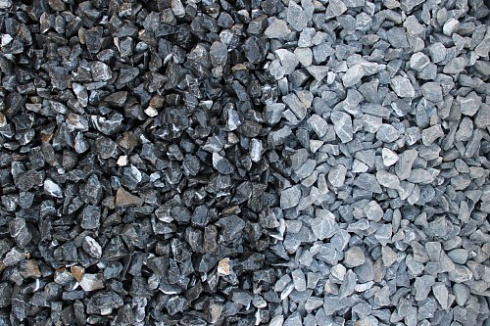 Kamenclub.ru: Щебень крошка черный (мрамор) фр. 10-20 мм.  купить в Электростали мрамор черный с белыми прожилками, черный, белый каменная ландшафтная декоративная крошка щебня 11000 руб/т   фото КАМЕНЬ КЛУБ