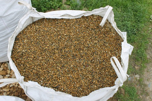 Kamenclub.ru: Галька окат (серо-желтая) фр.10-20 мм. купить  в Электростали галька серо-желтая, рыжая, серый речная окатанная округлая галька 5000 руб/т   фото КАМЕНЬ КЛУБ