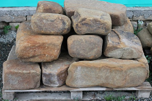 Kamenclub.ru: Песчаник для строительства и кладки (фр. 200-400 мм)  купить в Электростали песчаник бежевый серый рыжий желтый блоки для строительства из песчаника 6500 руб/т   фото КАМЕНЬ КЛУБ