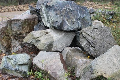 Kamenclub.ru: Змеевик скальник фр. 500-1500 мм.  купить в Электростали змеевик зеленый серый черный глыба скальная колотая 7500 руб/т   фото КАМЕНЬ КЛУБ