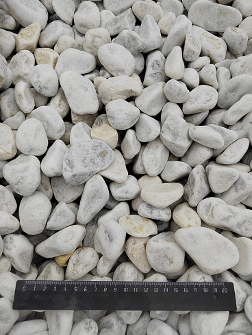 Kamenclub.ru: Мраморная крошка (щебень галтованный белый) фр.40-70 мм.  купить в Электростали мрамор белый молочный айвори окатанный округлый природный камень 17000 руб/т   фото КАМЕНЬ КЛУБ