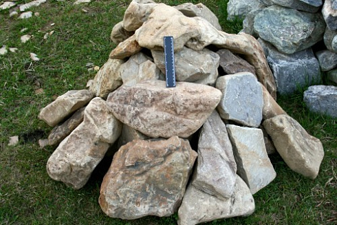 Kamenclub.ru: Песчаник декоративный ландшафтный (фр. 300-500 мм)  купить в Электростали песчаник желтый рыжий серый зеленый валун речной окатанный природный песчаника 4 500 руб/т   фото КАМЕНЬ КЛУБ