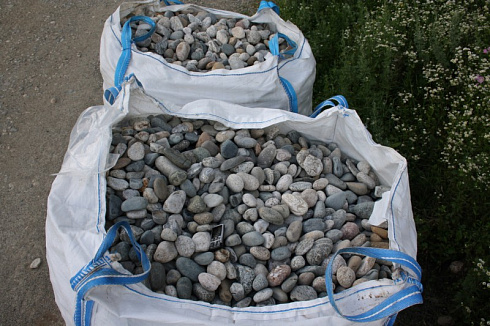 Kamenclub.ru: Галька речная окат (серая) фр.40-60 мм купить  в Электростали галька речная серый бежевый рыжий коричневый округлый речной камень 5000 руб/т   фото КАМЕНЬ КЛУБ