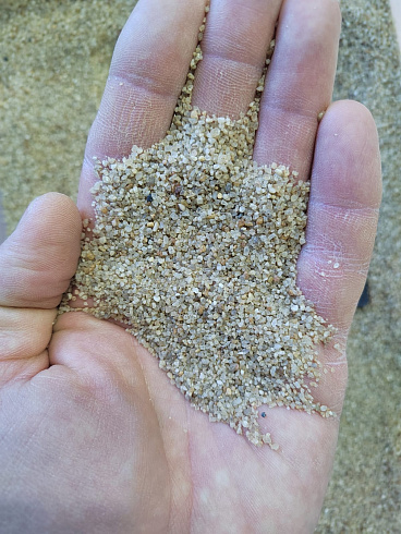 Кварцевый песок для площадок фр. 0,6-1,2 мм.  купить в Электростали фото Камень Клуб