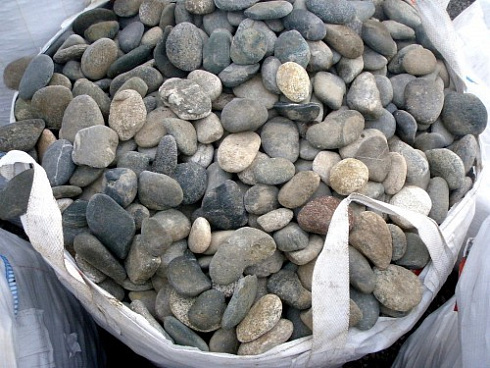 Kamenclub.ru: Галька речная плоская (ассорти) фр. 70-150 мм. купить  в Электростали галька галечник серый белый темно-серый синий светло-серый плоская природная галька  9000 руб/т   фото КАМЕНЬ КЛУБ