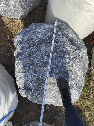 Kamenclub.ru: Черный мрамор скальник фр. 1000-1500 мм.  купить в Электростали мрамор черный белый серый крупный колотый валун ландшафтный 9000 руб/т   фото КАМЕНЬ КЛУБ
