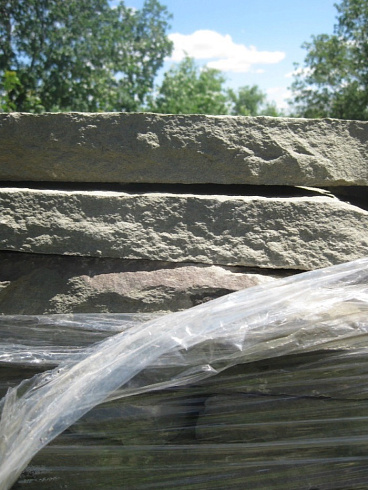 Kamenclub.ru: Песчаник пластушка серо-зеленый (1,5 см)  купить в Электростали плитняк - пластушка серо-зеленый, серый, зеленый пластушка рваная ландшафтная колотая 10200 руб/м3   фото КАМЕНЬ КЛУБ