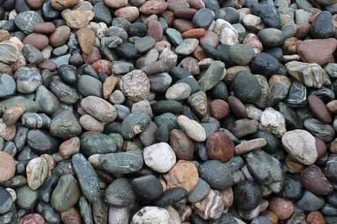 Kamenclub.ru: Галька горная речная окат (цветная) фр. 20-40 мм. купить  в Электростали галька речная серый синий бежевый белый окатанная речная галька ландшафтная 6800 руб/т   фото КАМЕНЬ КЛУБ