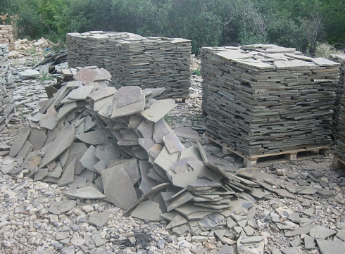 Kamenclub.ru: Песчаник пластушка серо-зеленый (1,5 см)  купить в Электростали плитняк - пластушка серо-зеленый, серый, зеленый пластушка рваная ландшафтная колотая 10200 руб/м3   фото КАМЕНЬ КЛУБ