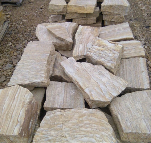 Kamenclub.ru: Песчаник пластушка желтый с рисунком (7-15 см)  купить в Электростали плитняк - пластушка - бут желтый песчаник 10200 руб/м3   фото КАМЕНЬ КЛУБ