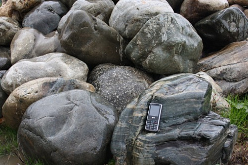 Kamenclub.ru: Речной валун Кабанчик фр.300-500 мм.  купить в Электростали крупный природный камень галька серый, темно-серый речной валун галечник масштабный 7000 руб/т   фото КАМЕНЬ КЛУБ