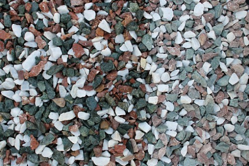 Kamenclub.ru: Мраморная крошка (щебень крошка микс: белый-зеленый-розовый) фр. 10-20 мм.  купить в Электростали мрамор белый, зеленый, розовый декоративный ландшафтный колотый щебень 12000 руб/т   фото КАМЕНЬ КЛУБ