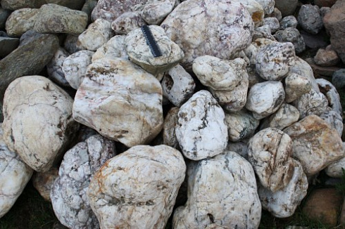 Kamenclub.ru: Кварцевый валунчик фр.100-300 мм.  купить в Электростали кварц белый, бежевый молочный рыжий крупный природный камень галечник 7850 руб/т   фото КАМЕНЬ КЛУБ