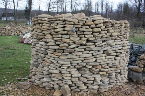 Kamenclub.ru: Песчаник для мощения дорожек, площадок, парковок ( фр 5-10 см)  купить в Электростали песчаник  серый желтый коричневый рыжий песчаник оголтованный окатанный 6500 руб/т   фото КАМЕНЬ КЛУБ