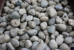 Kamenclub.ru: Речной валун (Ассорти) фр.100-300 мм.  купить в Электростали галечник серый, темно-серый, светло-серый речная галька крупных размеров 4200 руб/т   фото КАМЕНЬ КЛУБ