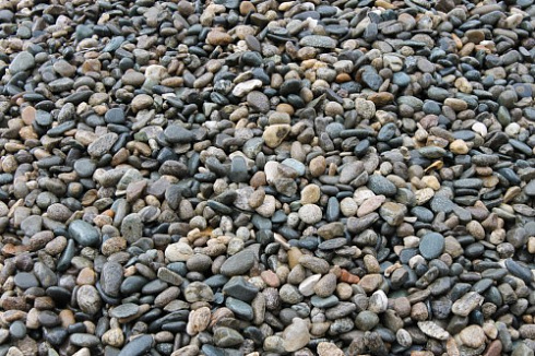Kamenclub.ru: Галька горная речная окат (цветная) фр. 20-40 мм. купить  в Электростали галька речная серый синий бежевый белый окатанная речная галька ландшафтная 6800 руб/т   фото КАМЕНЬ КЛУБ