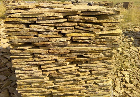 Kamenclub.ru: Песчаник пластушка желтый с разводом под дерево (2 см)  купить в Электростали плитняк желтый с разводами, желтый, рыжий, серый песчаник пластушка рваная ландшафтная 11 000 руб/м3   фото КАМЕНЬ КЛУБ