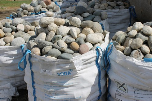 Kamenclub.ru: Речной валун (Ассорти) фр.100-300 мм.  купить в Электростали галечник серый, темно-серый, светло-серый речная галька крупных размеров 4200 руб/т   фото КАМЕНЬ КЛУБ