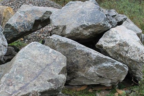 Kamenclub.ru: Змеевик скальник фр. 500-1500 мм.  купить в Электростали змеевик зеленый серый черный глыба скальная колотая 7500 руб/т   фото КАМЕНЬ КЛУБ