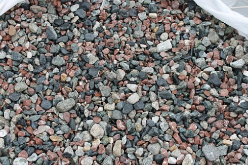 Kamenclub.ru: Мраморная крошка (щебень галтованный микс:: серый-зеленый-розовый) фр.10-20 мм.  купить в Электростали мрамор серый, зеленый, розовый щебень окатанный округлый декоративный ландшафтный 15500 руб/т   фото КАМЕНЬ КЛУБ