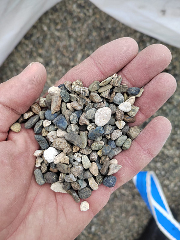 Kamenclub.ru: Галька речная окат (серая) фр.5-10 мм купить  в Электростали галька речная серая, серый, темно-серый, светло-серый, коричневый речная окатанная галька декоративная ландшатфная 5000 руб/т   фото КАМЕНЬ КЛУБ