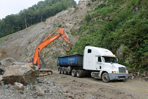 Kamenclub.ru: Гранит скальник (серо-зеленый) фр. 500-1500 мм.  купить в Электростали гранит мрамор  серый зеленый темно-серый глыба скальная колотая ландшафтная 7 500 руб/т   фото КАМЕНЬ КЛУБ