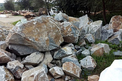Kamenclub.ru: Гранит скальник (серо-зеленый) фр. 500-1500 мм.  купить в Электростали гранит мрамор  серый зеленый темно-серый глыба скальная колотая ландшафтная 7 500 руб/т   фото КАМЕНЬ КЛУБ